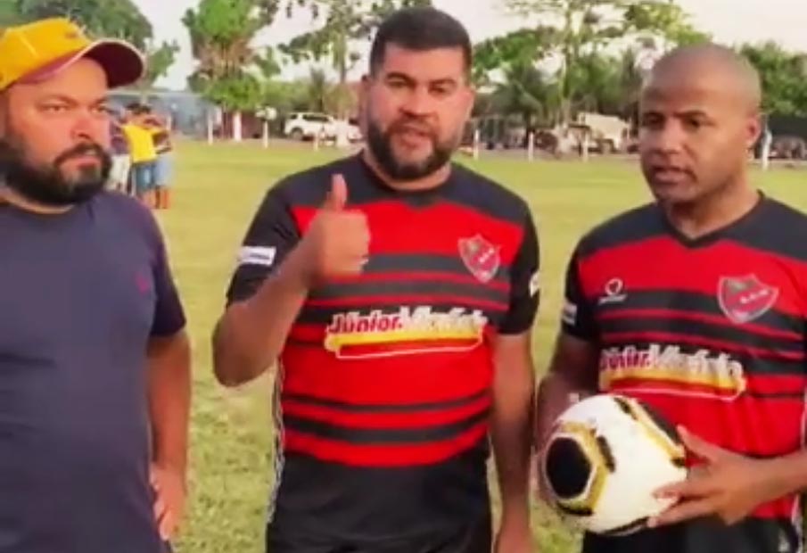 Vereador Marcos Rebollo ao lado de integrantes do ECO.