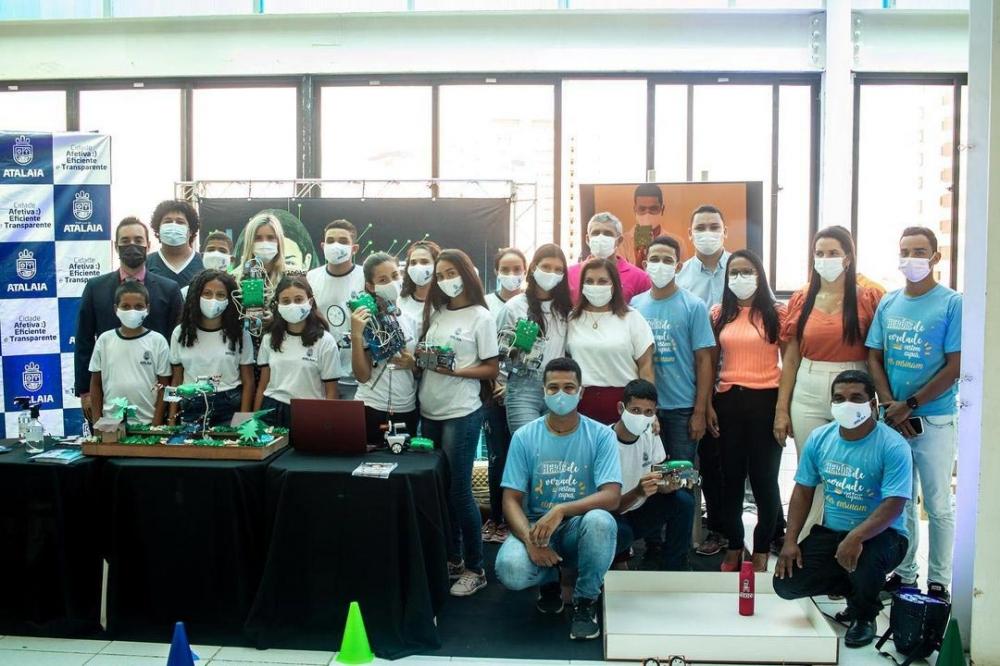 Alunos da rede municipal de Atalaia apresentaram o Projeto Robótica na Escola.