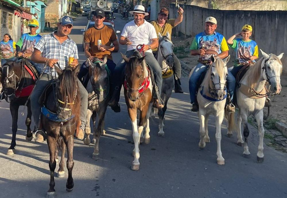 Vereador prestigia cavalgada em homenagem ao ex-vice-prefeito Elvio Brasil.