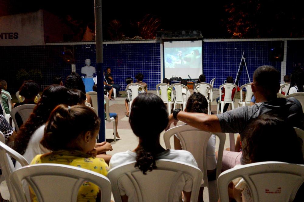 Comunidade do Distrito Santo Antônio, em Atalaia, compareceu ao início do projeto Cinema na Rua.