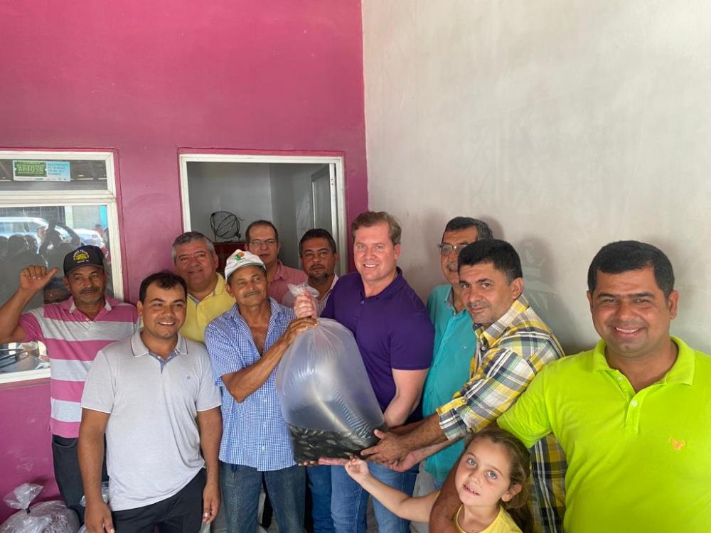 50 mil alevinos entregues aos agricultores cooperados da Cooperouricuri.