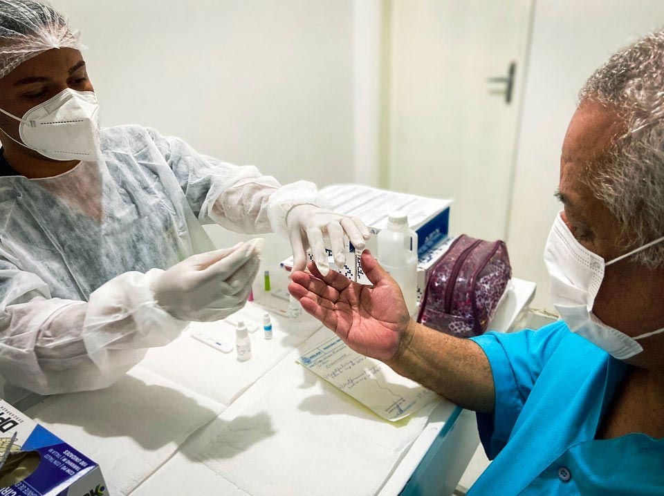 Atendimento noturno direcionado ao público masculino.