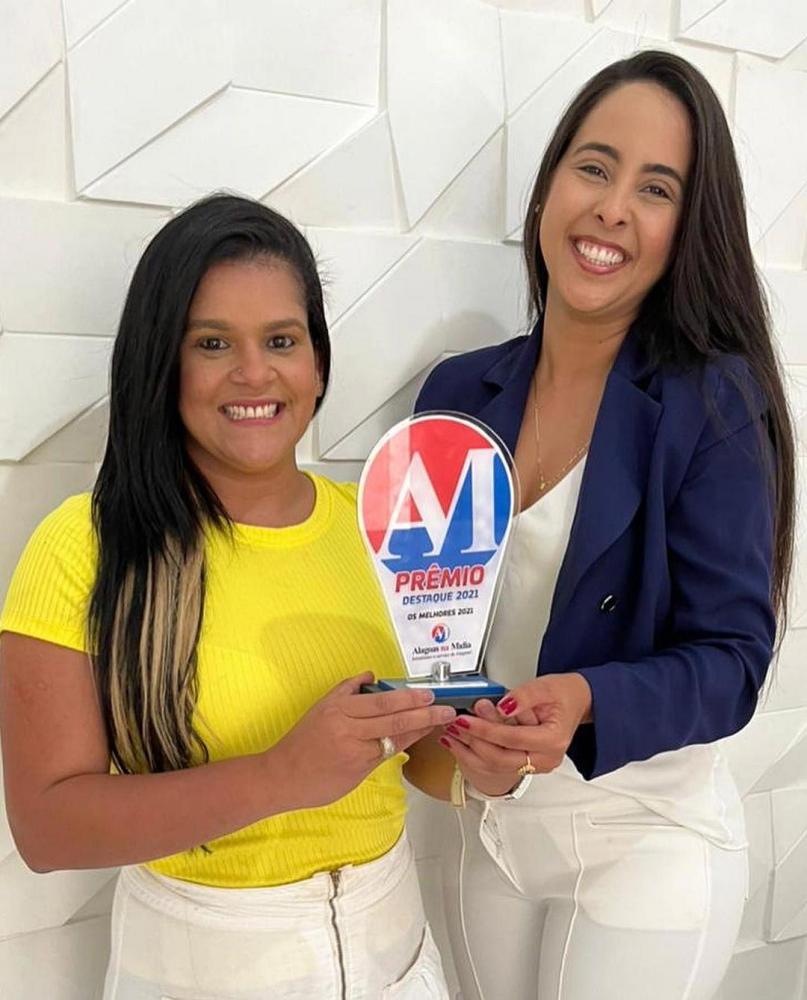 Vereadora Lays melo recebeu o troféu das mãos da jornalista Marcela Vilela. 