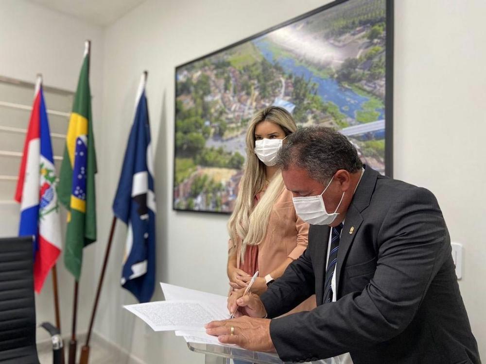 Assinatura da Ordem de Serviço para início imediato da sede própria das Promotorias de Justiça no município.