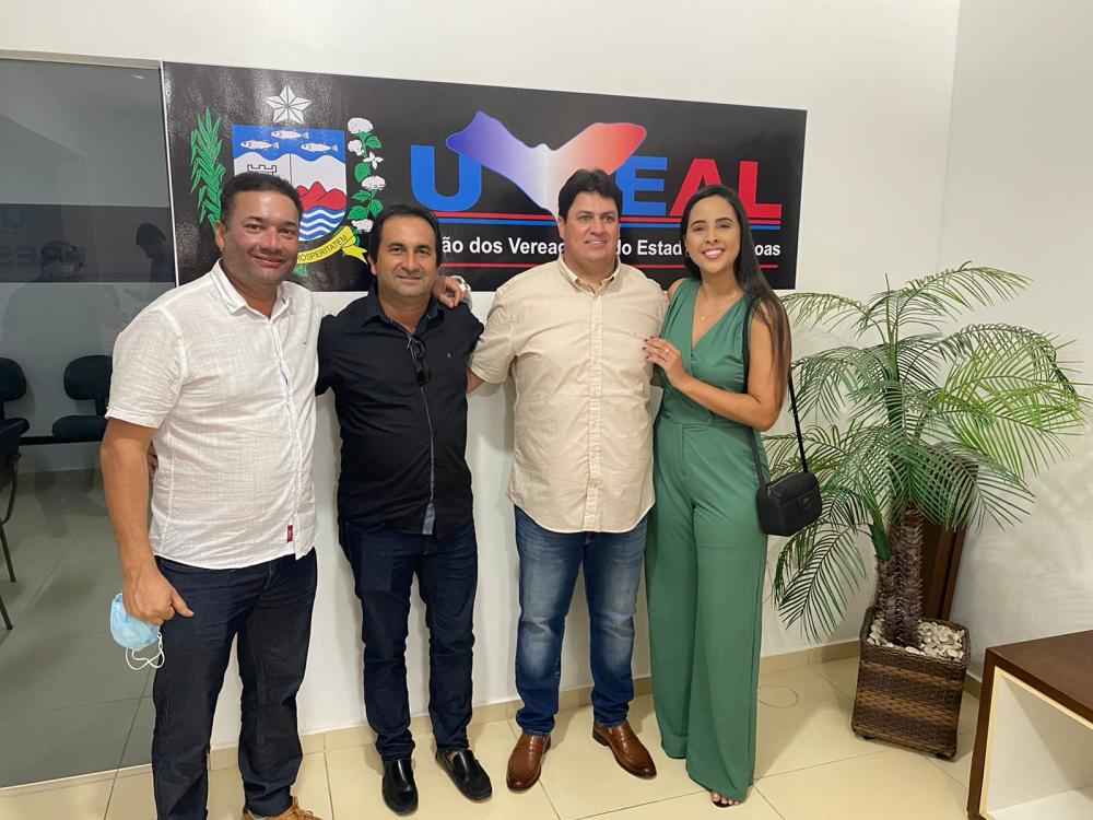 Vereador Toni Barros (MDB), o vereador Neto Acioli (PP) e a vereadora Lays Melo (PSC), ao lado do presidente Eduardo Tenório.