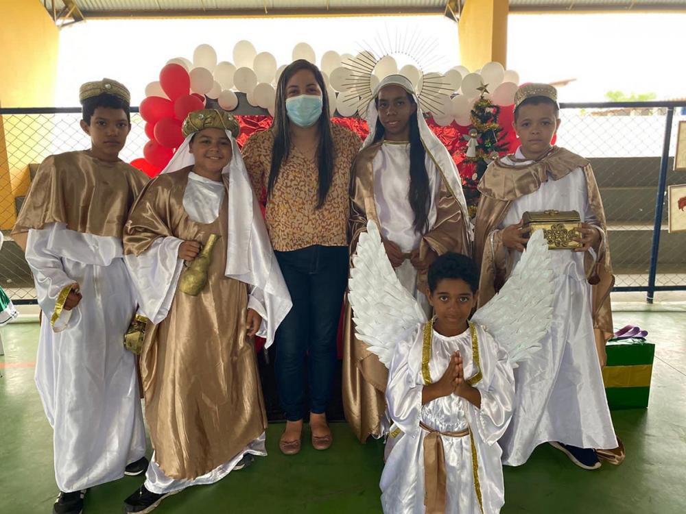 Secretária Valéria Araújo prestigiou o evento natalino do SCFV de Atalaia.