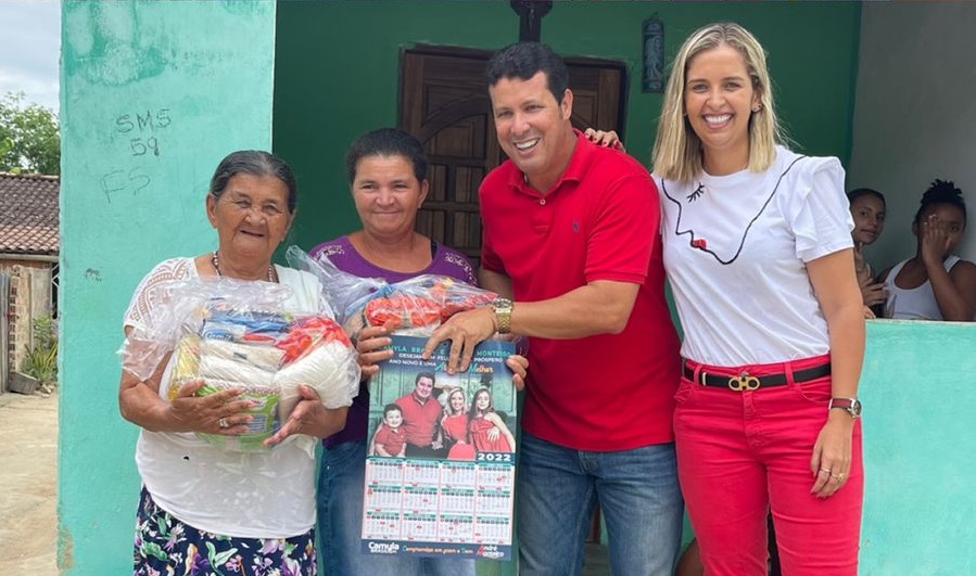 Vereador Anderson Medeiros e vice-prefeita Camyla Brasil em ação social no município de Atalaia