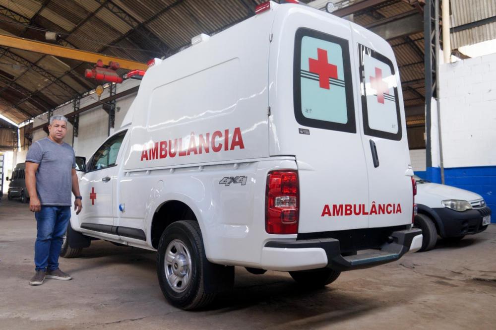 Secretário Emmanuel Cavalcante ao lado da nova ambulância a disposição dos atalaienses. 