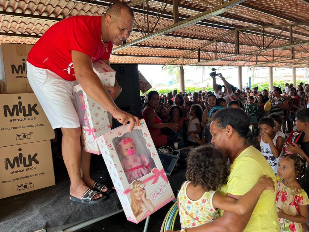 Aloísio Chulapa fez questão de entregar os brinquedos. 