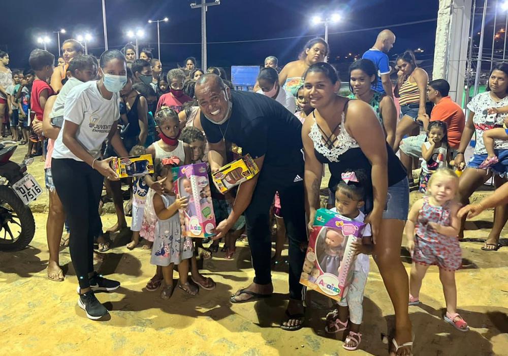 Na véspera do seu aniversário, Aloísio Chulapa presenteia crianças de Atalaia.