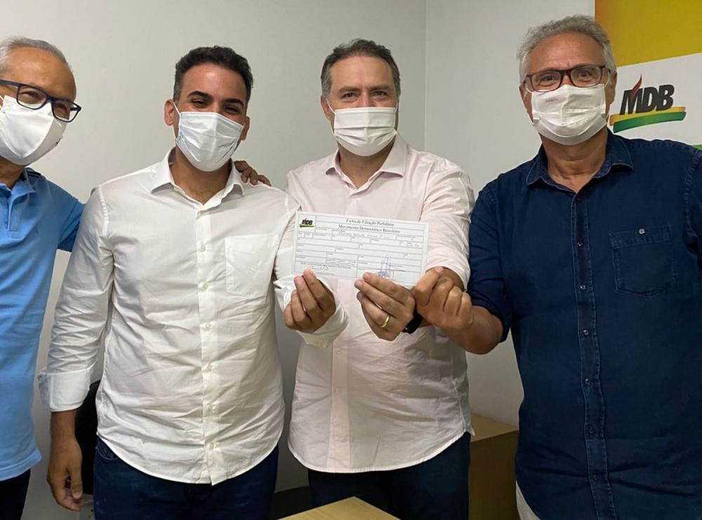 Renato Filho assina filiação ao MDB.