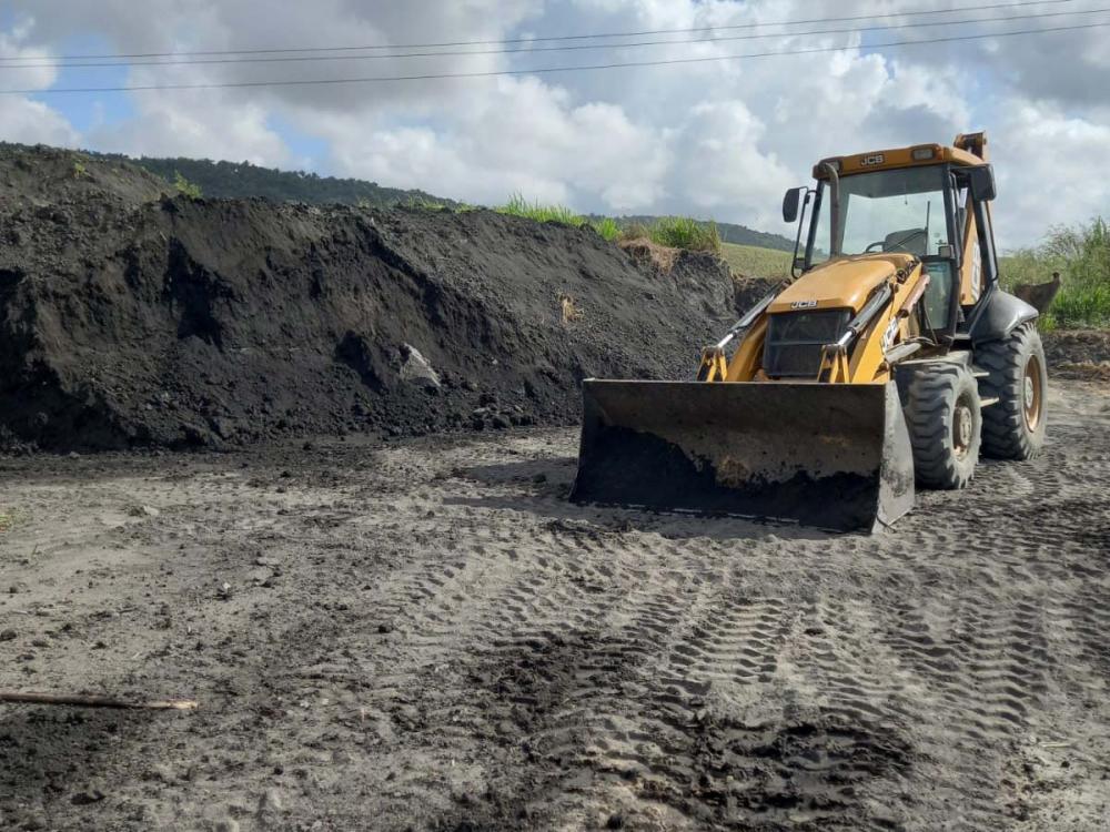Caçambas recolheram grande quantidade de terra fértil, doação da Copervales.
