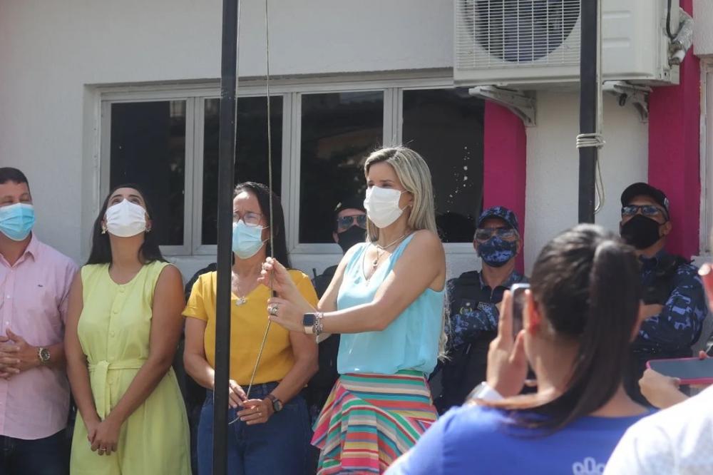 Prefeita Ceci Rocha durante solenidade cívica. Foto: PASCOM Brotas