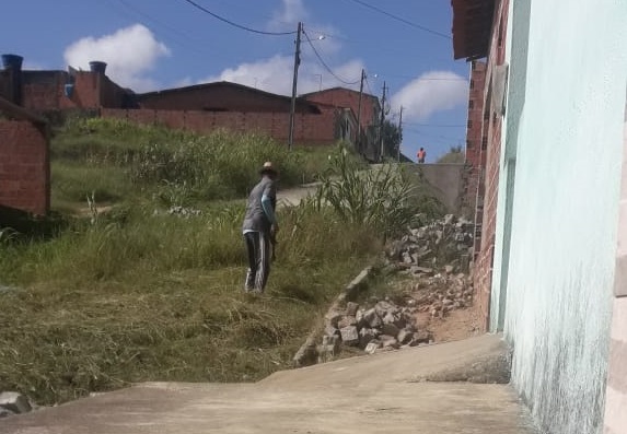 Obras de conclusão do calçamento em Rua do Alto do João Miranda.