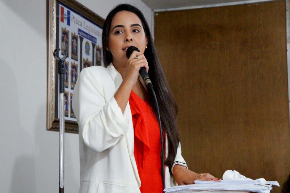 Vereadora Lays Melo (PSC) durante sessão na Câmara Municipal.