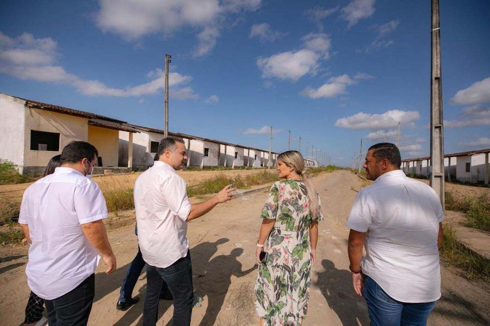 Renan Filho e Ceci Rocha visitaram o Conjunto Deus é Fiel nesta quarta-feira (16).