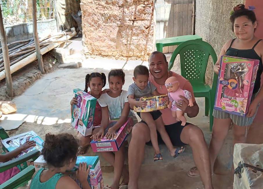 Aloísio Chulapa entrega brinquedos para crianças da zona rural de Atalaia.