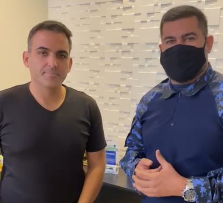 Prefeito de Pilar Renato Filho ao lado do guarda municipal Marcos Rebollo.