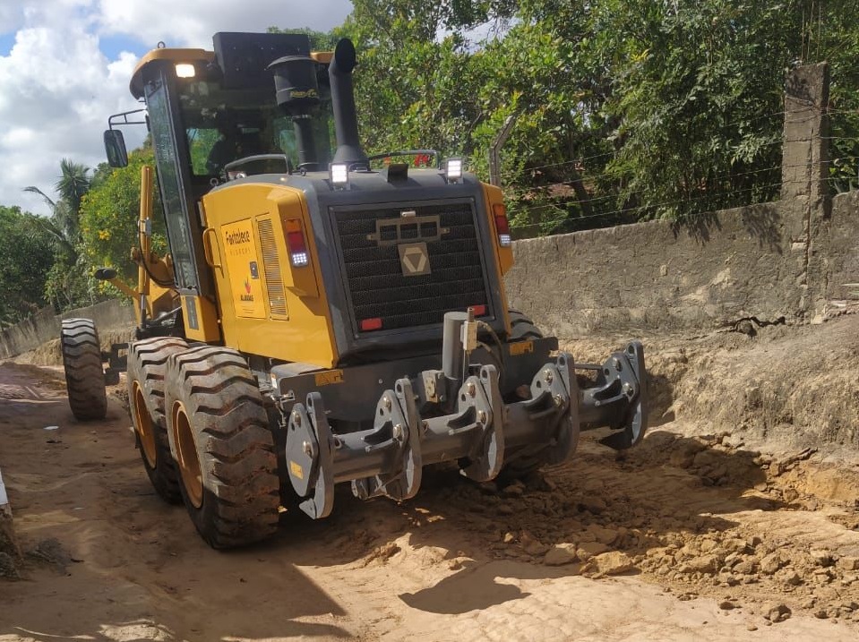 Máquina da Prefeitura de Atalaia esteve fazendo um trabalho paliativo na Rua São José, Povoado Olhos D'água.