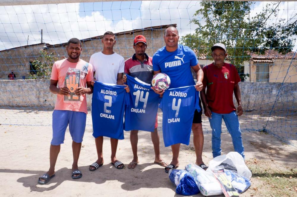 Aloísio Chulapa entrega uniforme de jogo para o CSA da Vila.