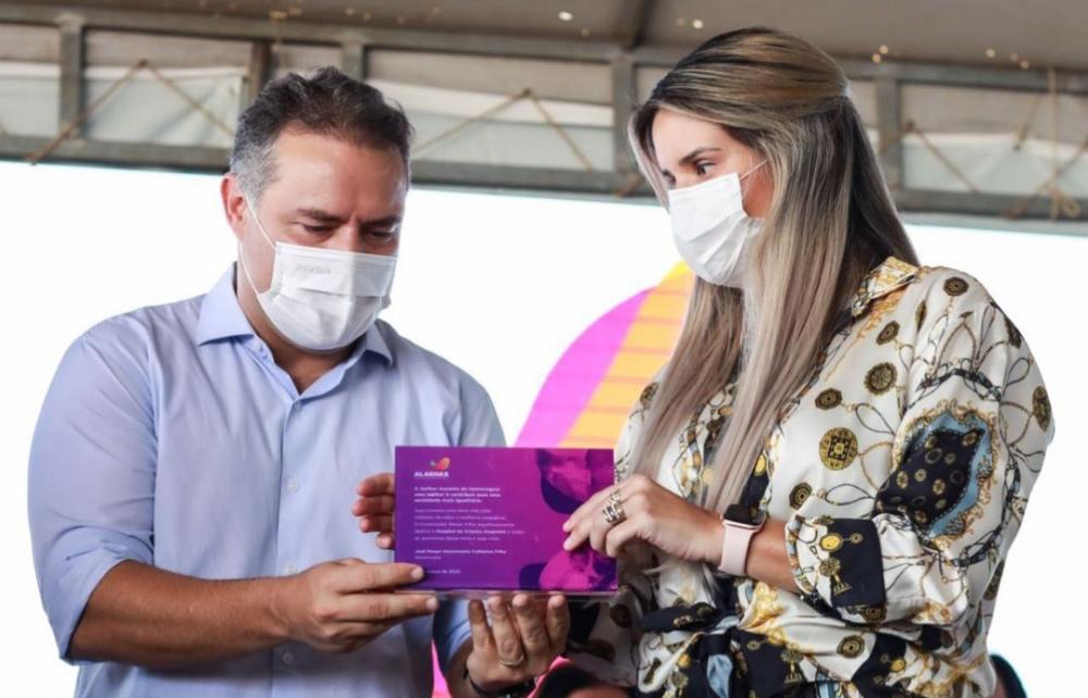 Governador Renan Filho entrega homenagem a prefeita Ceci Rocha.