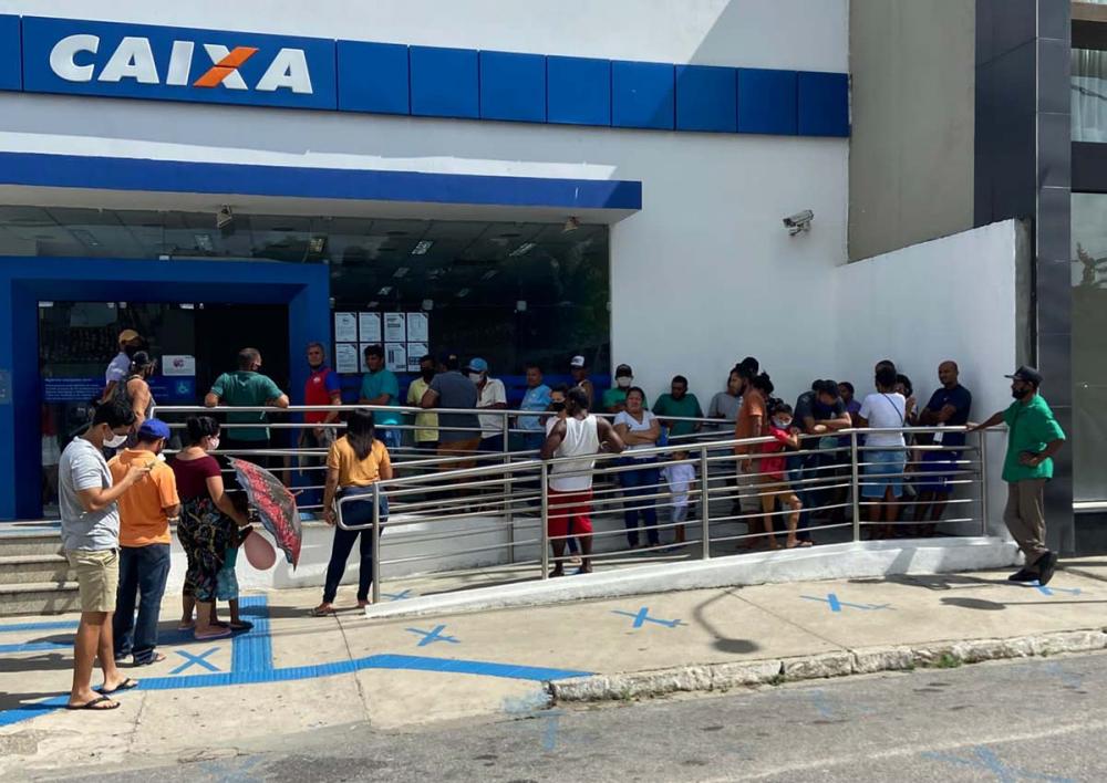 Vereador denunciou situação enfrentada pelas pessoas na fila de espera.