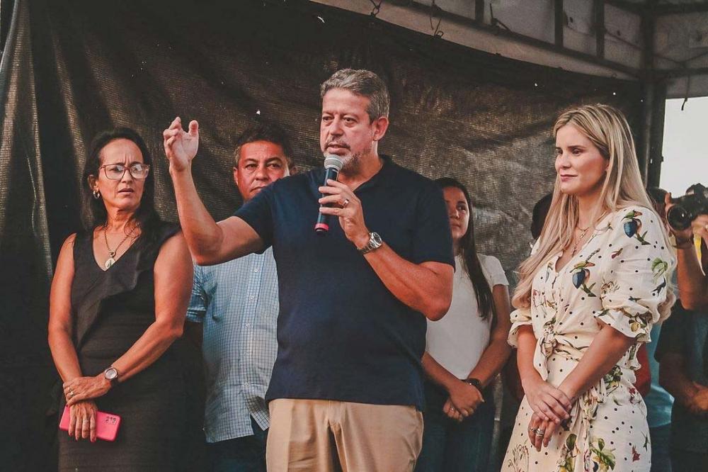 Prefeita Ceci Rocha entregou ofício em mãos ao deputado Arthur Lira. Foto: Mariel Matias.