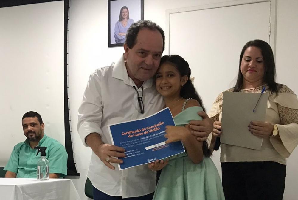 Secretário José Urânio entrega certificado a aluna concluinte do curso.