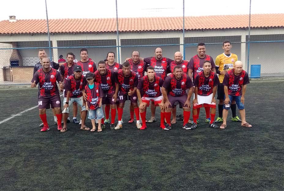 Vereador Neto Acioli entrega material esporte clube de futebol amador de Atalaia.