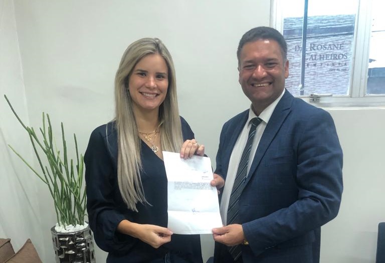 Prefeita Ceci Rocha recebe solicitação das mãos do vereador Toni Barros.
