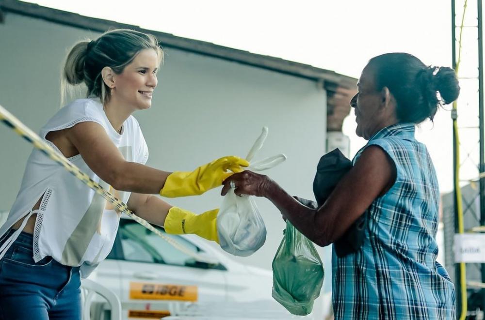 Prefeita Ceci Rocha participou da entrega dos kits.