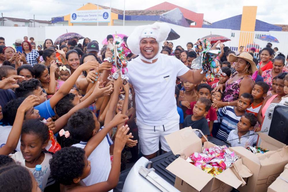 Aloísio Chulapa distribui ovos de chocolate para crianças do Conjunto Deus é Fiel.