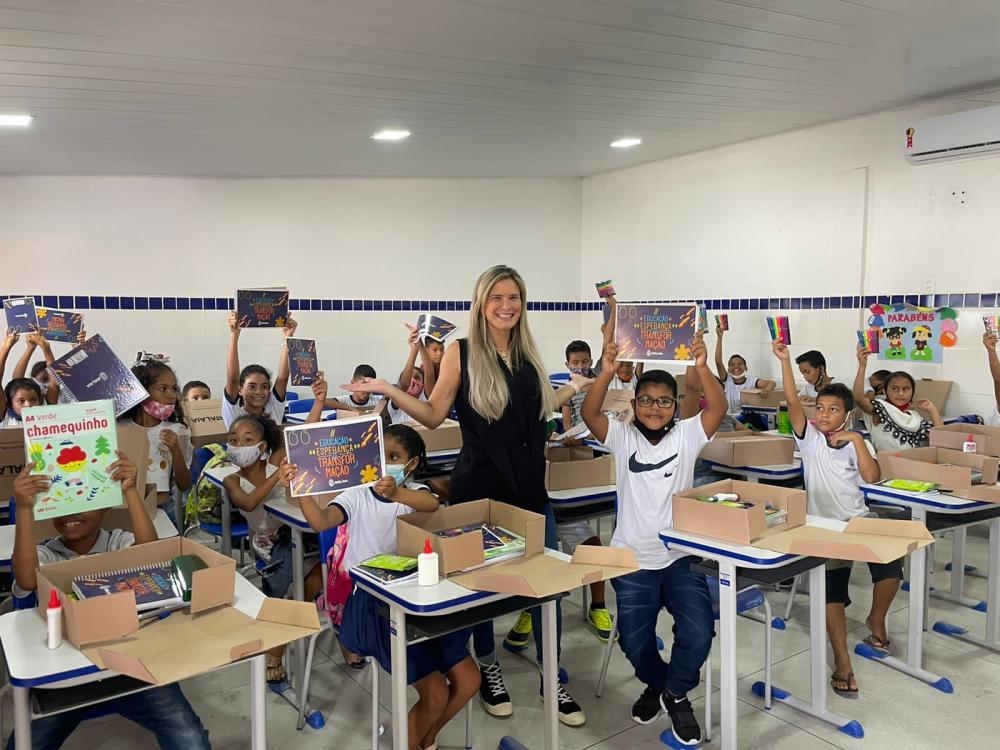 A prefeita Ceci Rocha participou das entregas dos kits escolares.