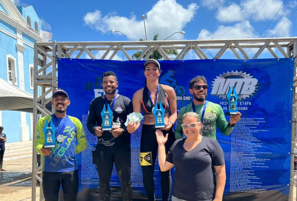 Secretária municipal de Esportes, Joana D'arck entrega premiação a equipe participante.