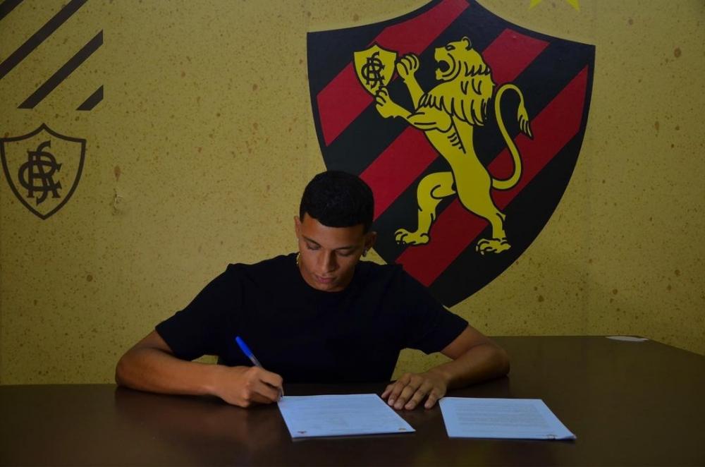 Aos 16 anos de idade, Riquelmy assina primeiro contrato profissional com o Sport Recife.