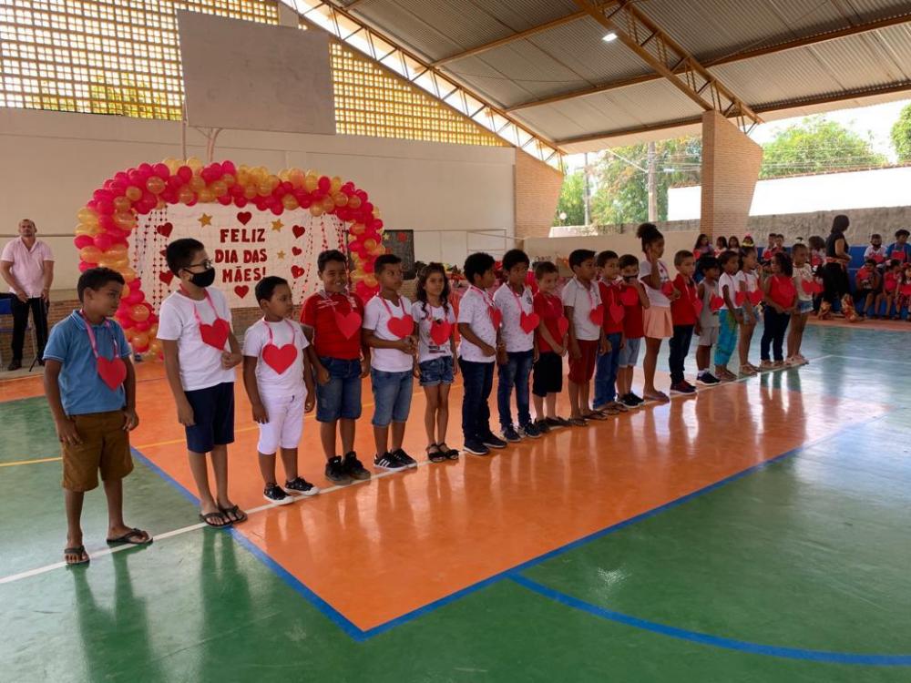Alunos homenageiam suas mães.