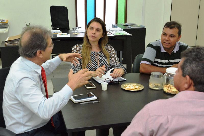 Deputada esteve acompanhada na reunião pelo representante dos assentados de Atalaia, Maurício de Souza.