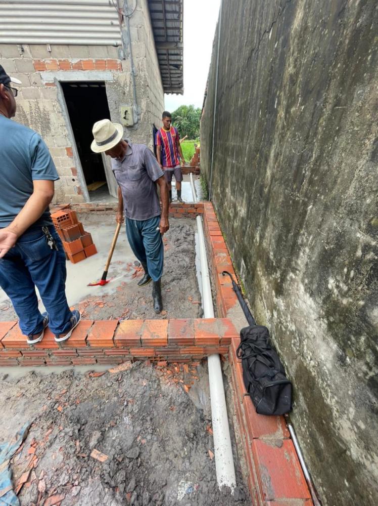 Vereador Neto Acioli recebeu pedido de ajuda de moradores que estavam sofrendo com rua alagada no Distrito Branca.