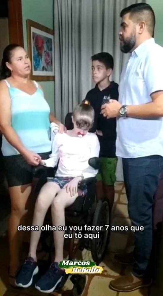 Vereador Marcos Rebollo fez doação de cadeira de rodas no Distrito Santo Antônio.