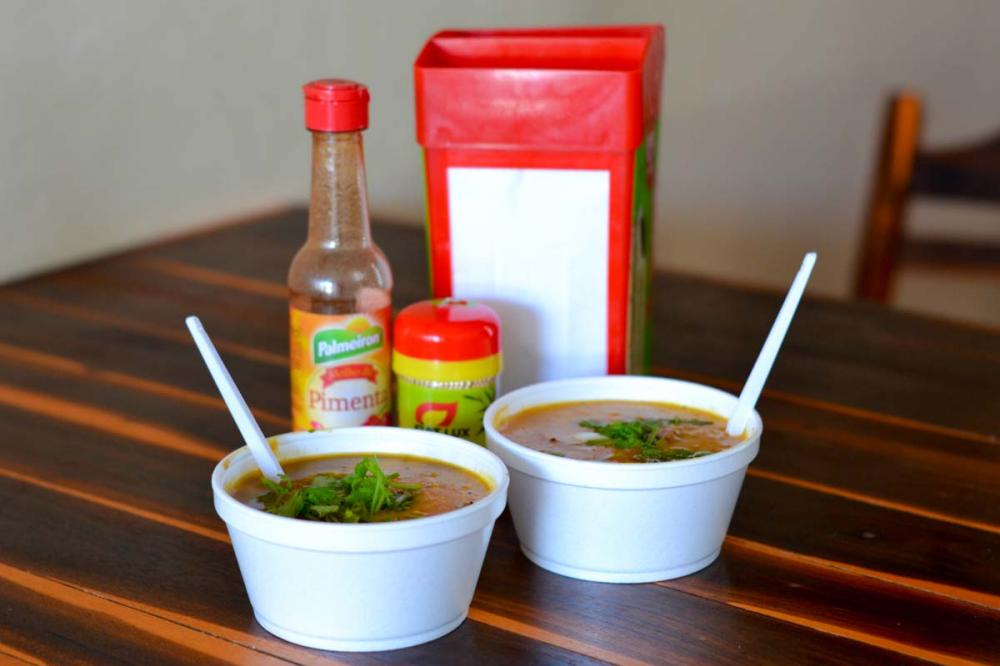 Tem caldinho de feijão, de frango e de misto!