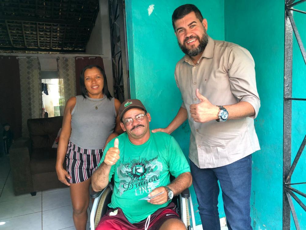 Bateria nova entregue pelo vereador Marcos Rebollo vai possibilitar ao Tonho voltar a usar sua cadeira de rodas motorizada.