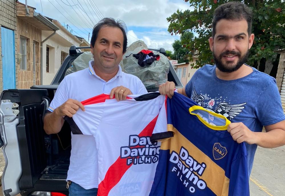 Neto Acioli entrega material esportivo para os times atalaienses do River Plate e Boca Jrs.