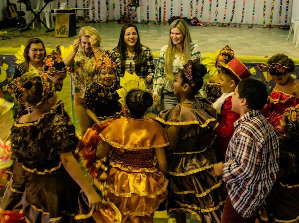 Prefeita Ceci Rocha acompanhou as apresentações culturais.