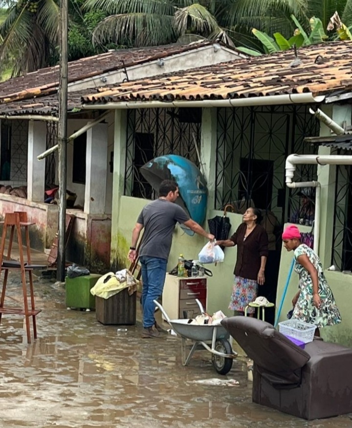 Vereador distribuiu kits de material de limpeza para as vítimas de uma das maiores enchentes já registradas em Atalaia.