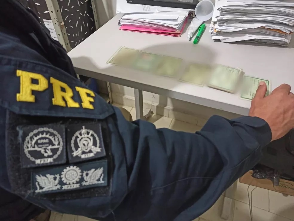 Policiais encontraram vários documentos falsos dentro de veículo onde as mulheres estavam — Foto: Ascom/PRF-AL.