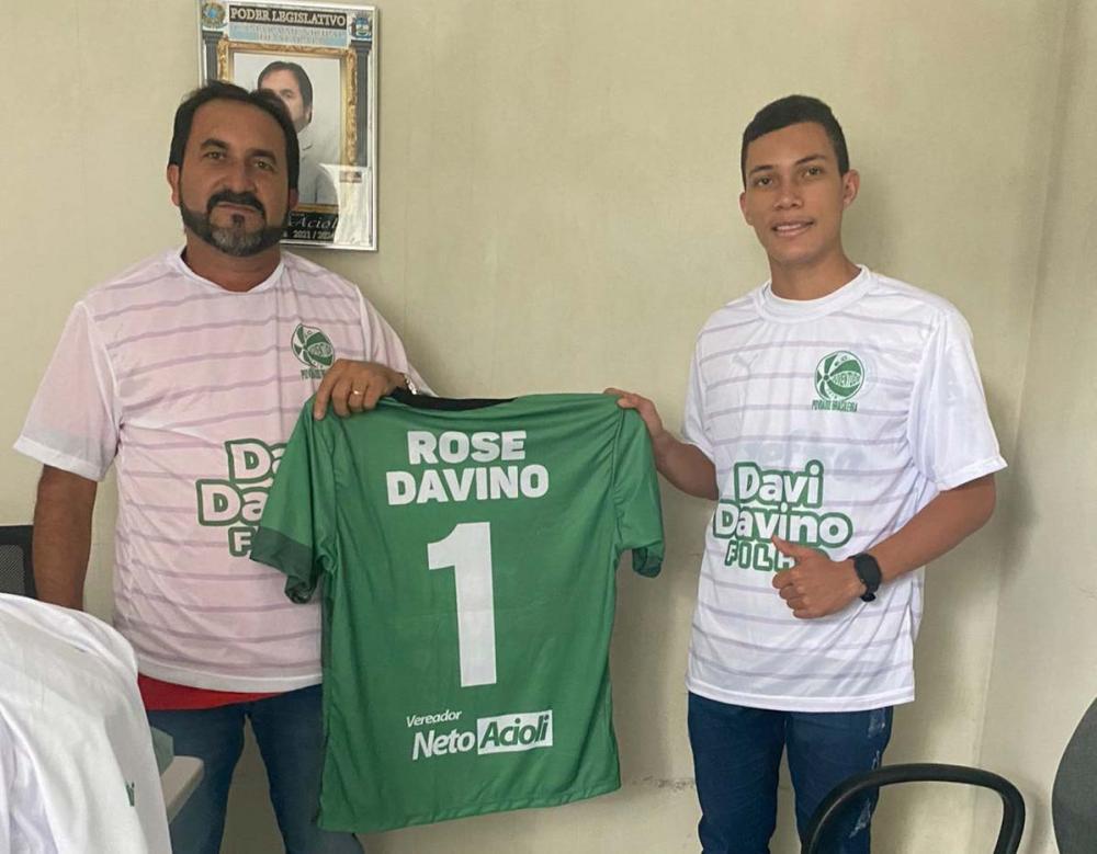 Vereador Neto Acioli fez entrega de material esportivo para o Juventude do Povoado Brasileiro.
