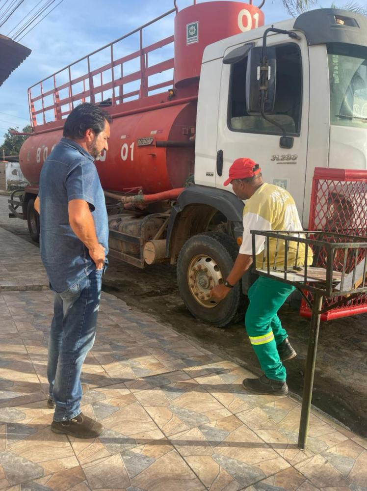 Vereador Neto Acili acompanhou de perto o abastecimento de água nas residências.