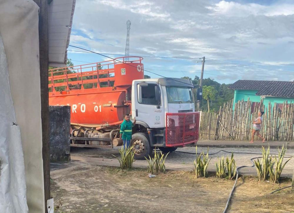 Copervales envia caminhão-pipa para atender moradores do Residencial Maria de Nazaré.
