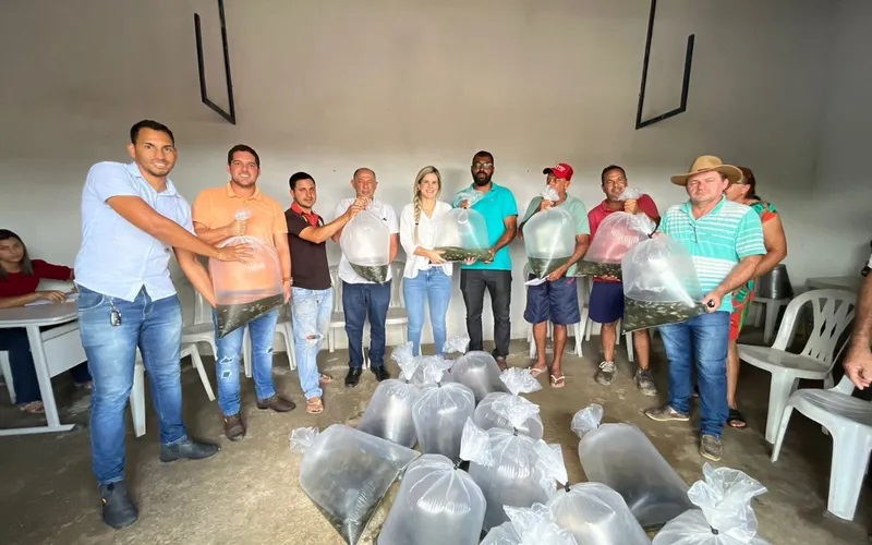 Prefeita Ceci Rocha esteve no Distrito Ouricuri entregando mais de 20 mil alevinos.