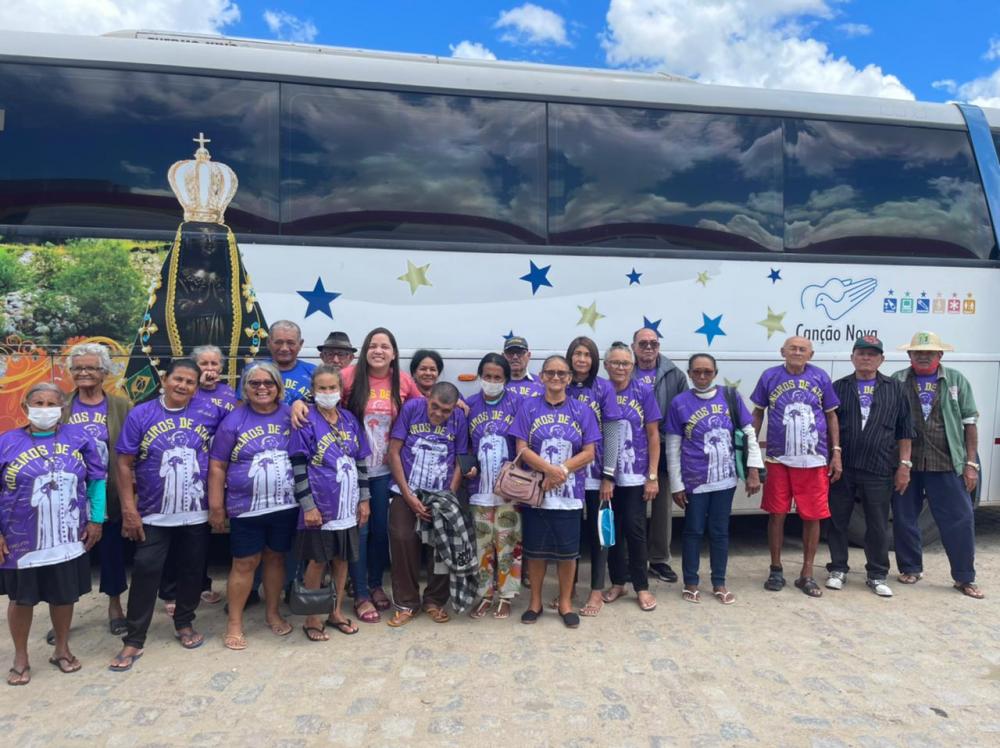 Secretária Municipal de Assistência Social, Valéria Araújo, também acompanha os romeiros na viagem. Foto: Divulgação.